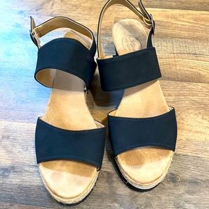 Size 9 Black & Tan Wedges EUC!